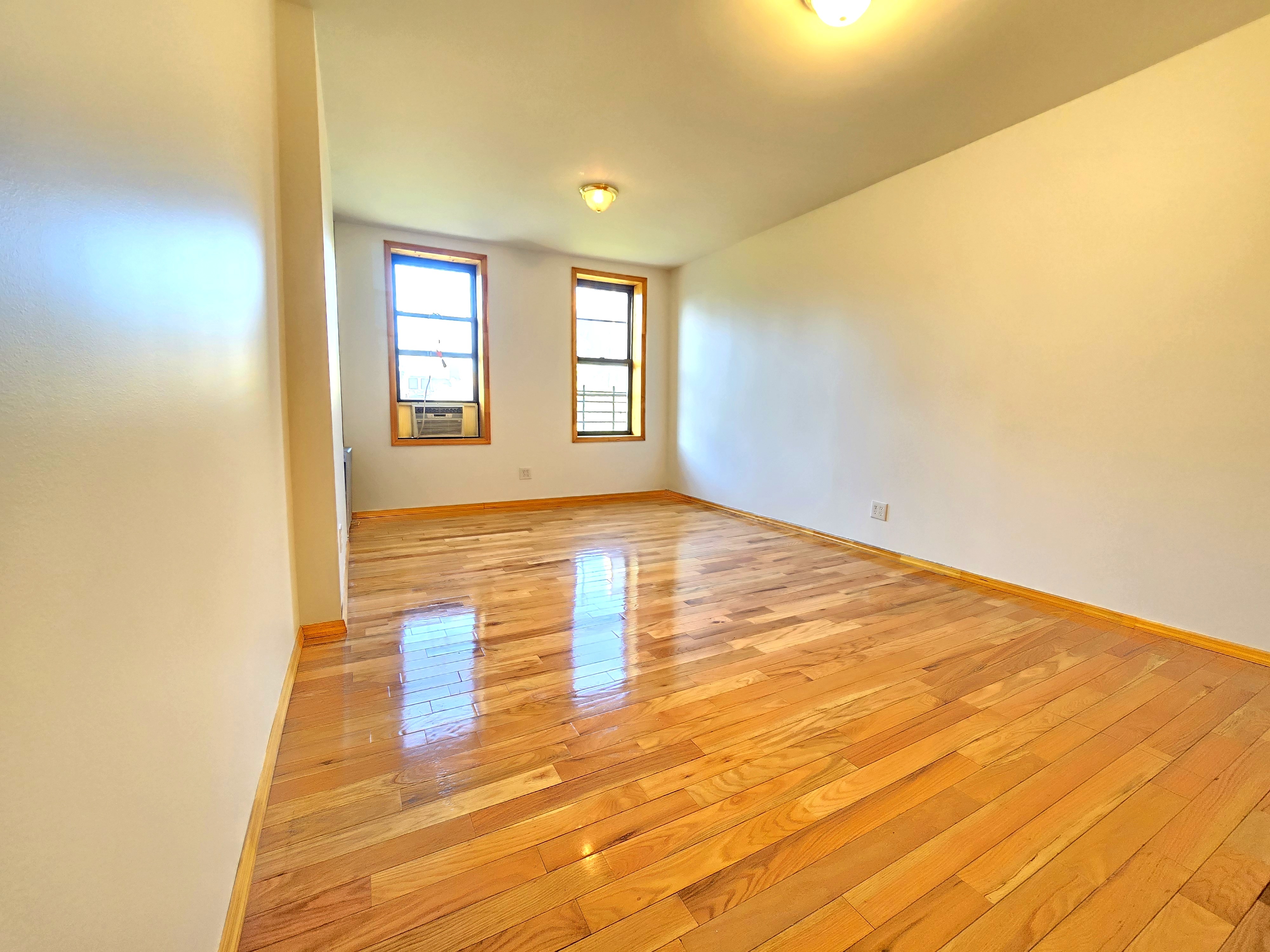 176 Kent Street 3R, Greenpoint, Brooklyn, New York - 2 Bedrooms  
1 Bathrooms  
4 Rooms - 