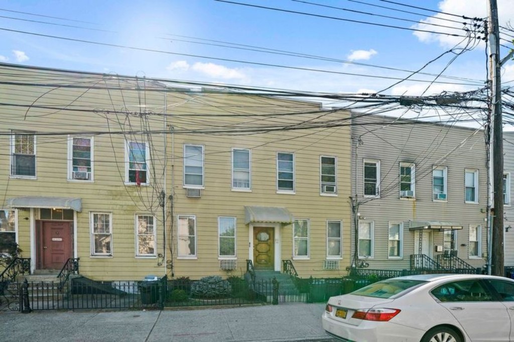 88-34 85th Street, Woodhaven, Queens, New York - 8 Bedrooms  
4 Bathrooms  
16 Rooms - 