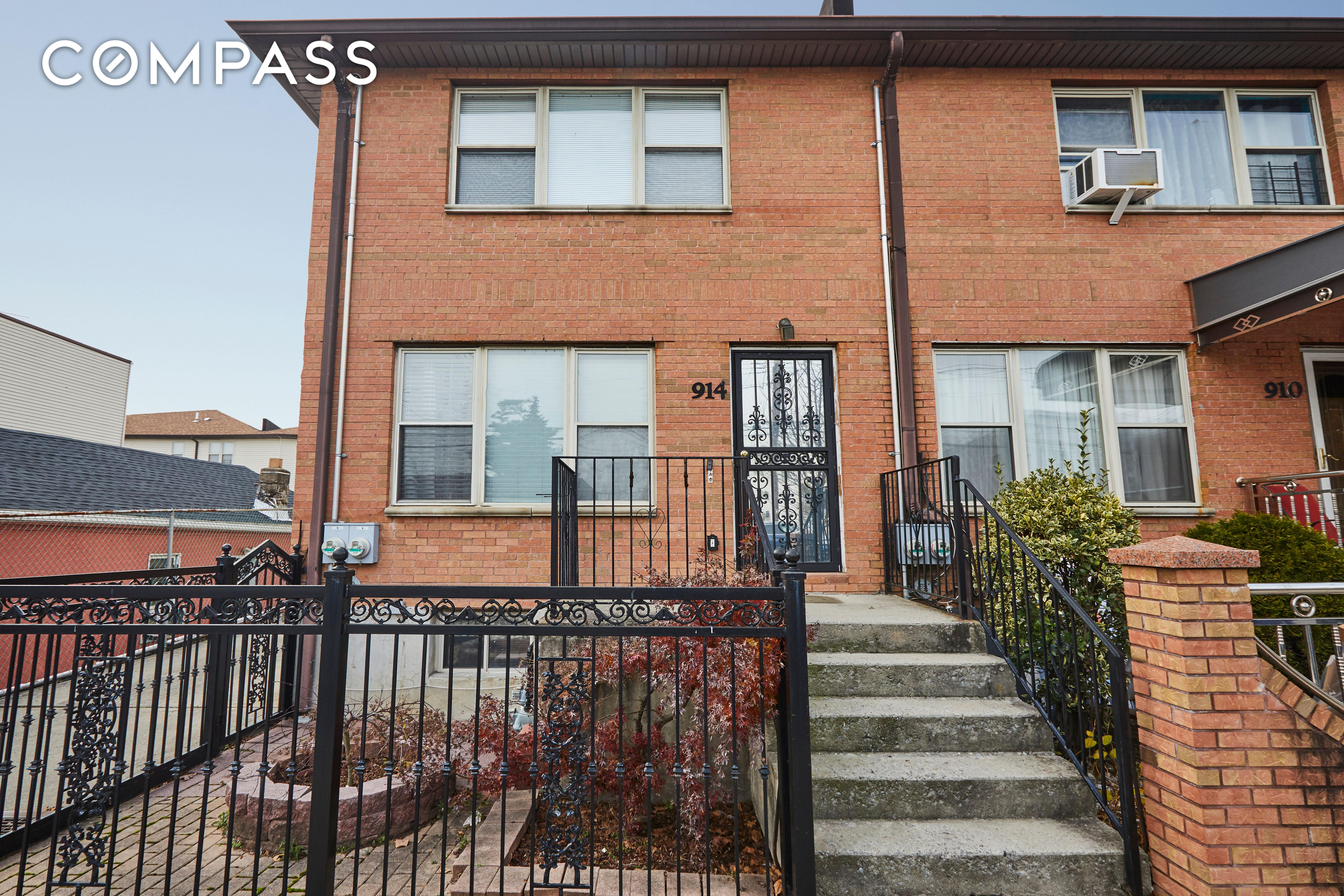 914 Pine Street, East New York, Brooklyn, New York - 4 Bedrooms  
3 Bathrooms  
12 Rooms - 