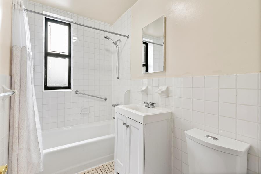2440 Amsterdam Avenue 3B, Fort George, Upper Manhattan, NYC - 1 Bedrooms  
1 Bathrooms  
3 Rooms - 