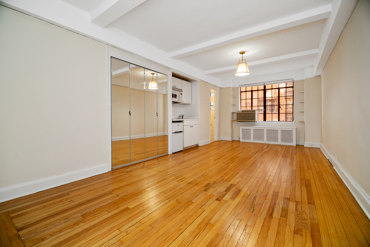 325 East 41st Street 403, Murray Hill, Midtown East, NYC - 1 Bathrooms  
2 Rooms - 