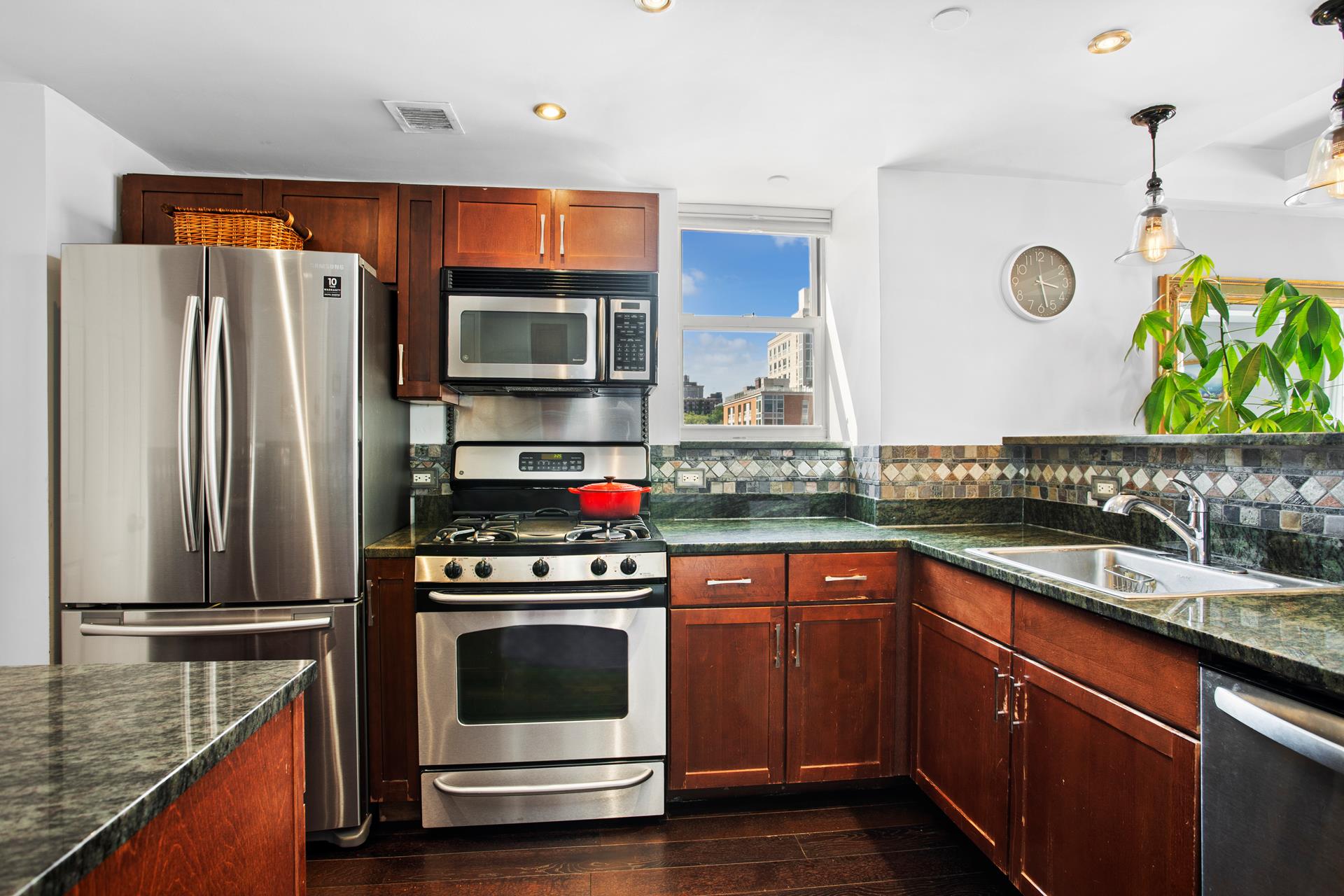 266 West 115th Street 7A, South Harlem, Upper Manhattan, NYC - 2 Bedrooms  
2 Bathrooms  
4 Rooms - 
