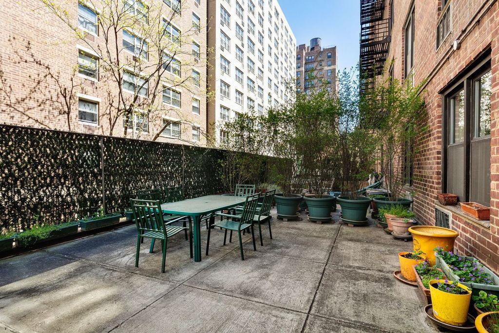 211 East 18th Street 1W, Gramercy Park, Downtown, NYC - 1 Bedrooms  
1 Bathrooms  
3 Rooms - 