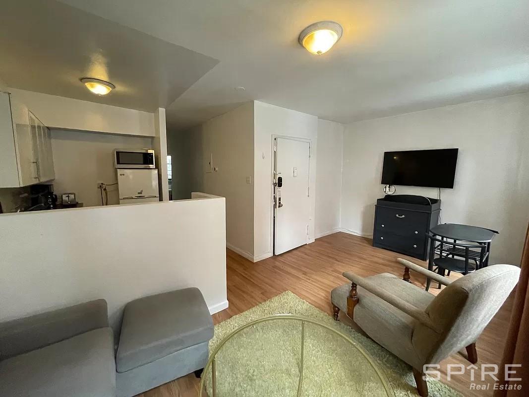 45 Ave B 3, East Village, Downtown, NYC - 2 Bedrooms  
1 Bathrooms  
5 Rooms - 