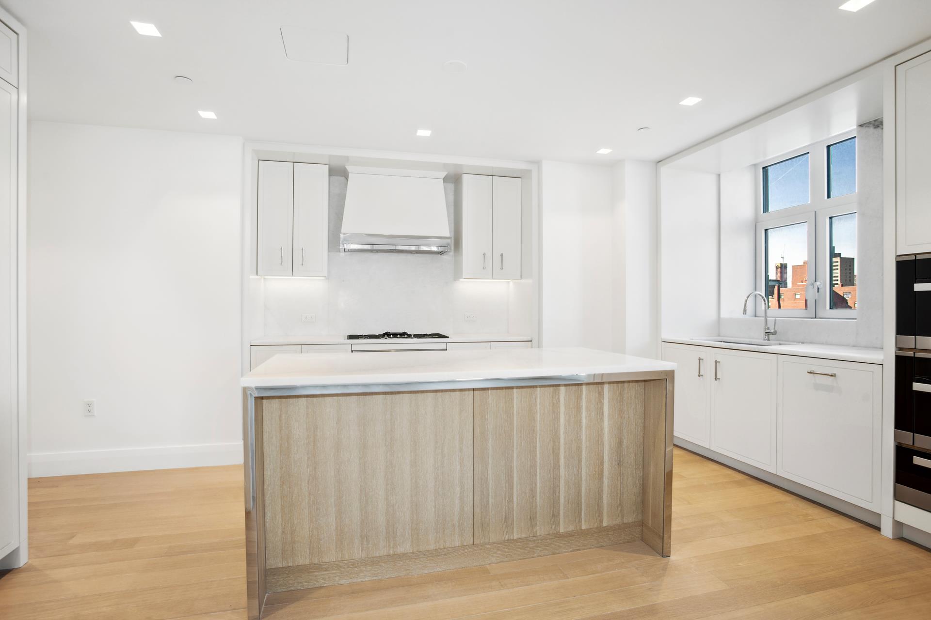 200 East 83rd Street 15B, Yorkville, Upper East Side, NYC - 3 Bedrooms  
3.5 Bathrooms  
5 Rooms - 
