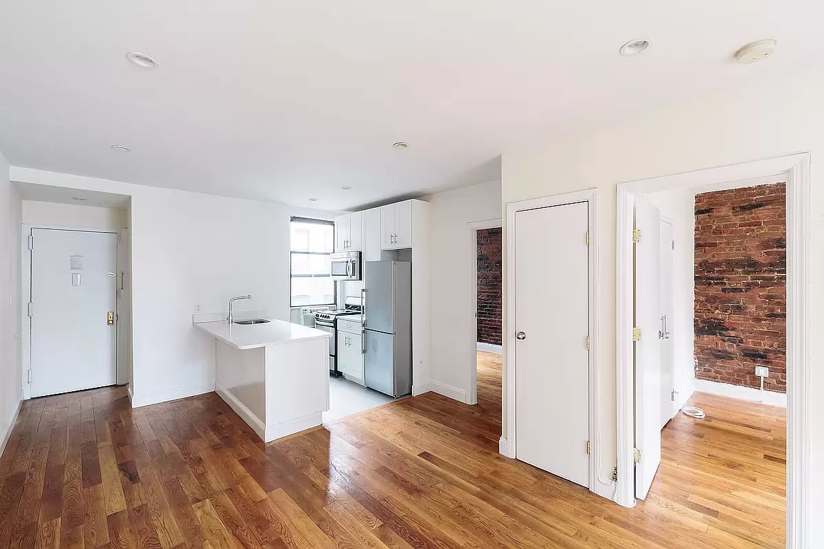 141 West 10th Street 21A, West Village, Downtown, NYC - 2 Bedrooms  
1 Bathrooms  
4 Rooms - 