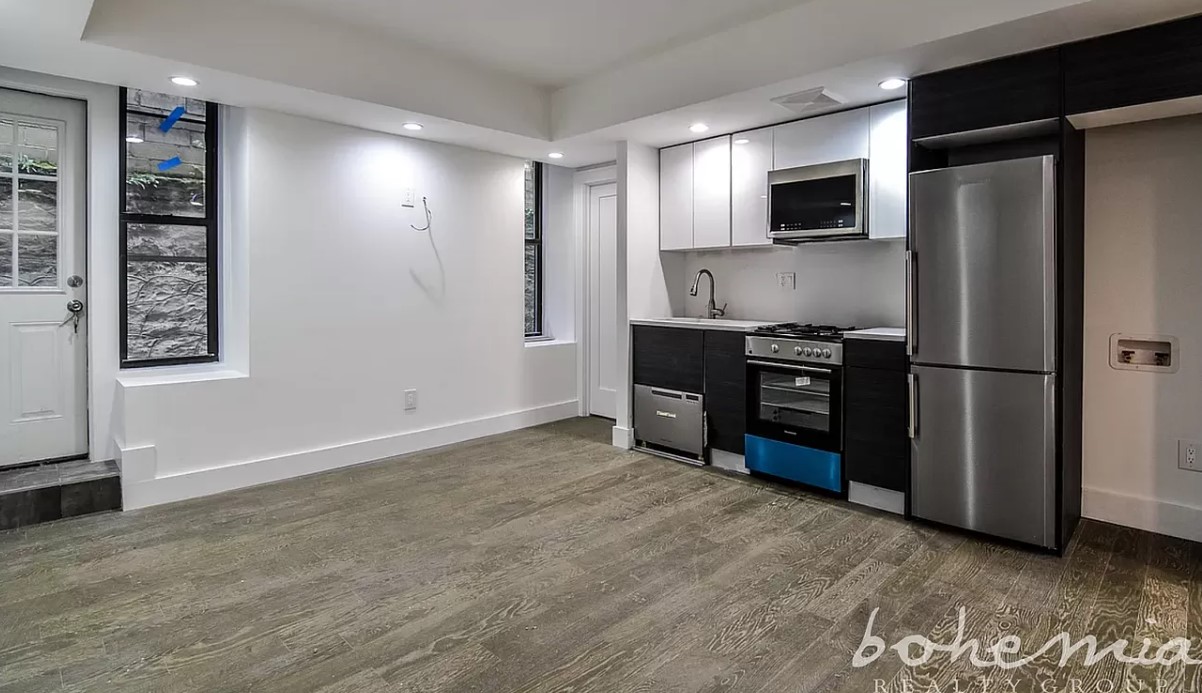 8 West 108th Street G-2, Central Park West, Upper West Side, NYC - 4 Bedrooms  
1 Bathrooms  
6 Rooms - 