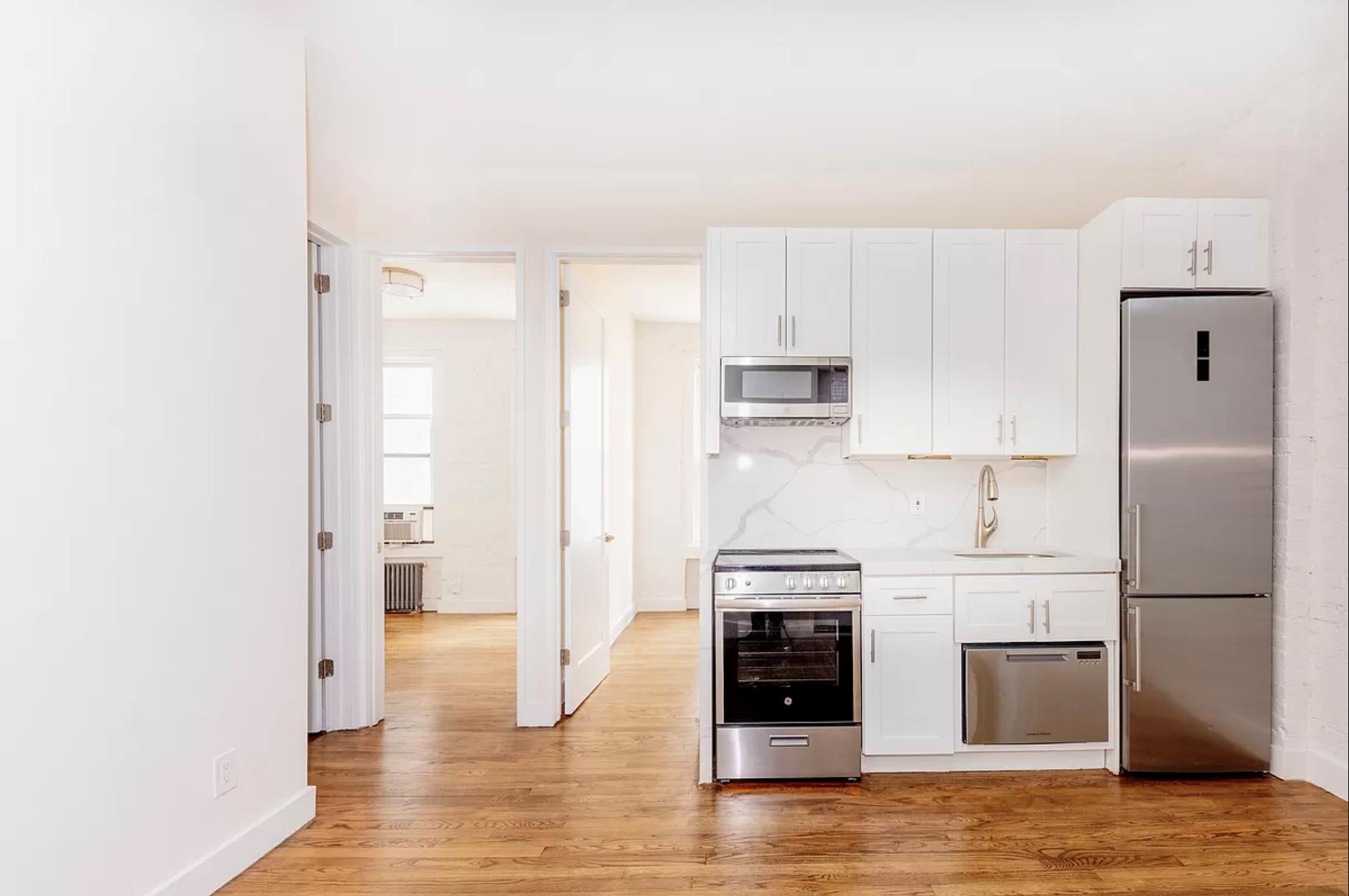338 West 17th Street 3C, Chelsea, Downtown, NYC - 3 Bedrooms  
1 Bathrooms  
5 Rooms - 