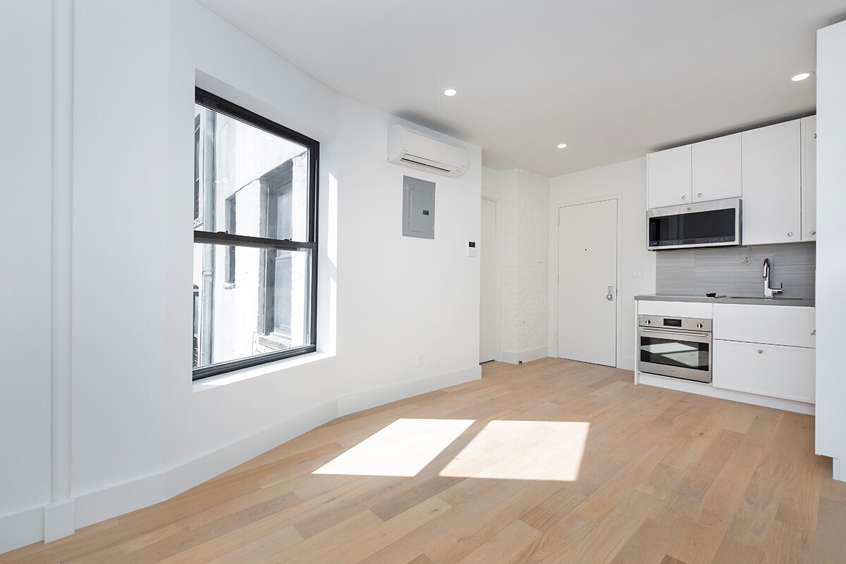 236 West 10th Street 15, West Village, Downtown, NYC - 2 Bedrooms  
1 Bathrooms  
4 Rooms - 