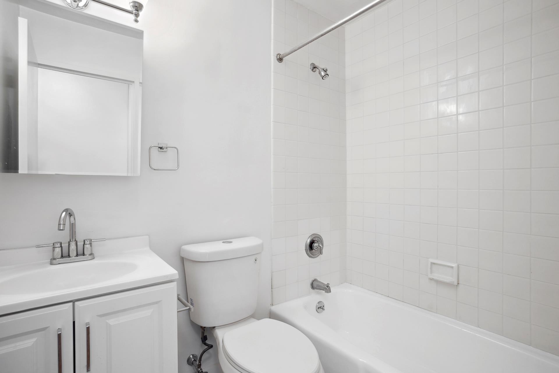 275 West 96th Street 17A, Upper West Side, Upper West Side, NYC - 3 Bedrooms  
2 Bathrooms  
5 Rooms - 