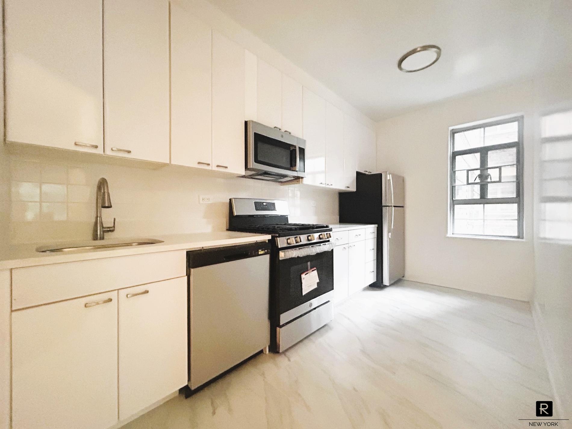 150 Greenway Terrace, Forest Hills, Queens, New York - 2 Bedrooms  
1 Bathrooms  
5 Rooms - 