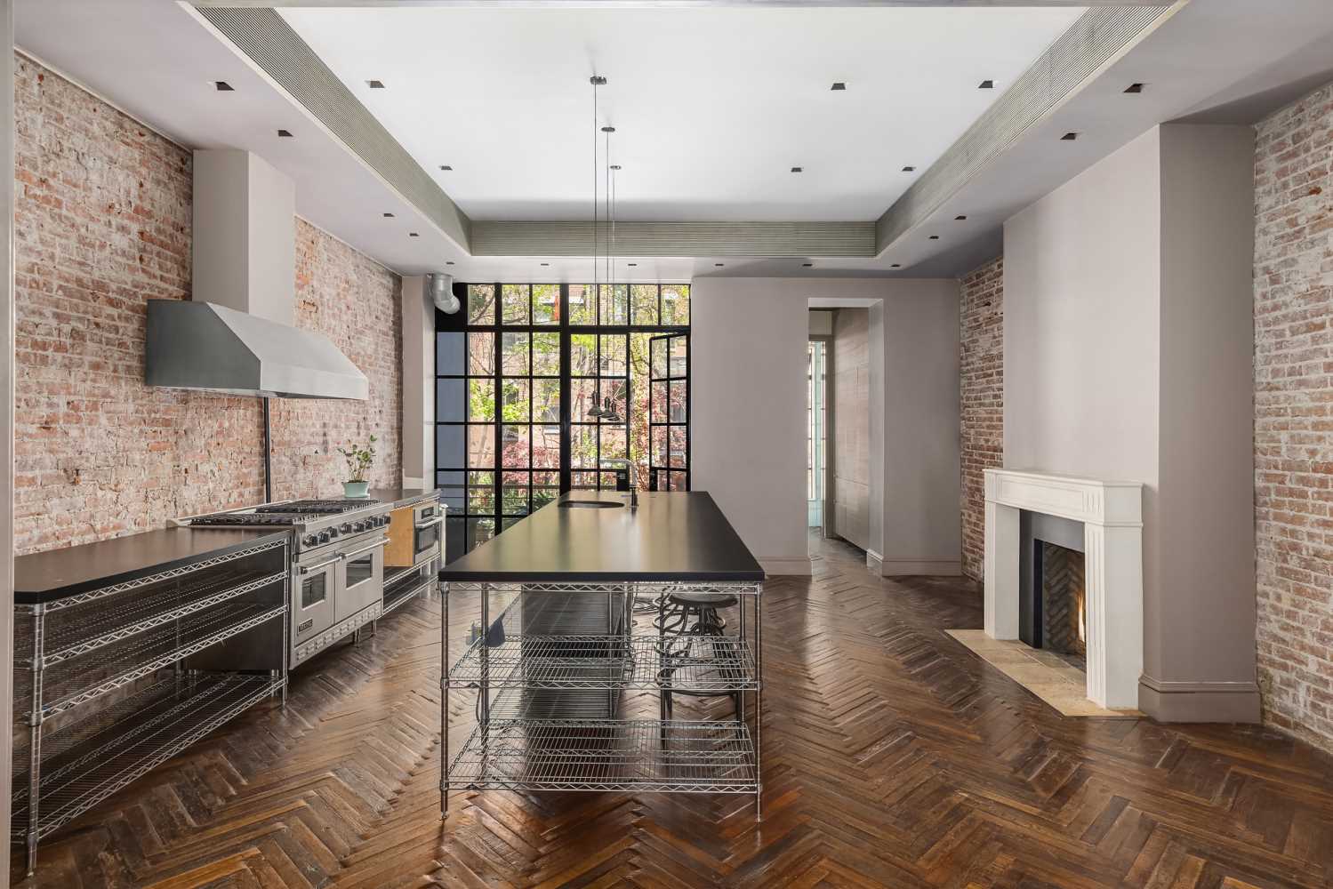 161 West 87th Street, Upper West Sidee, Upper West Side, NYC - 4 Bedrooms  
3.5 Bathrooms  
7 Rooms - 