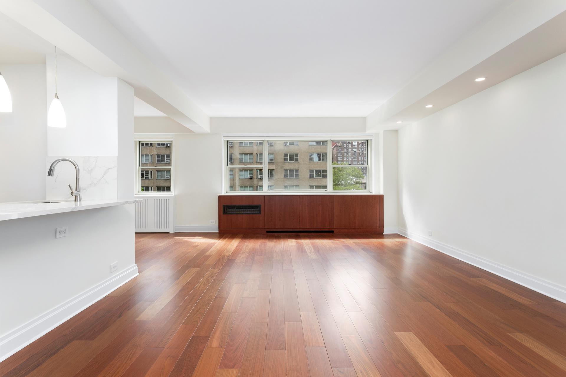 35 Park Avenue 5C, Murray Hill, Midtown East, NYC - 2 Bedrooms  
2 Bathrooms  
5 Rooms - 
