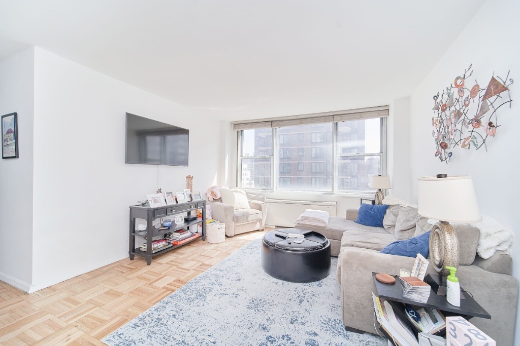 Photo 1 of 250 East 65th Street 11H, Upper East Side, NYC, $5,200, Web #: 1074033880