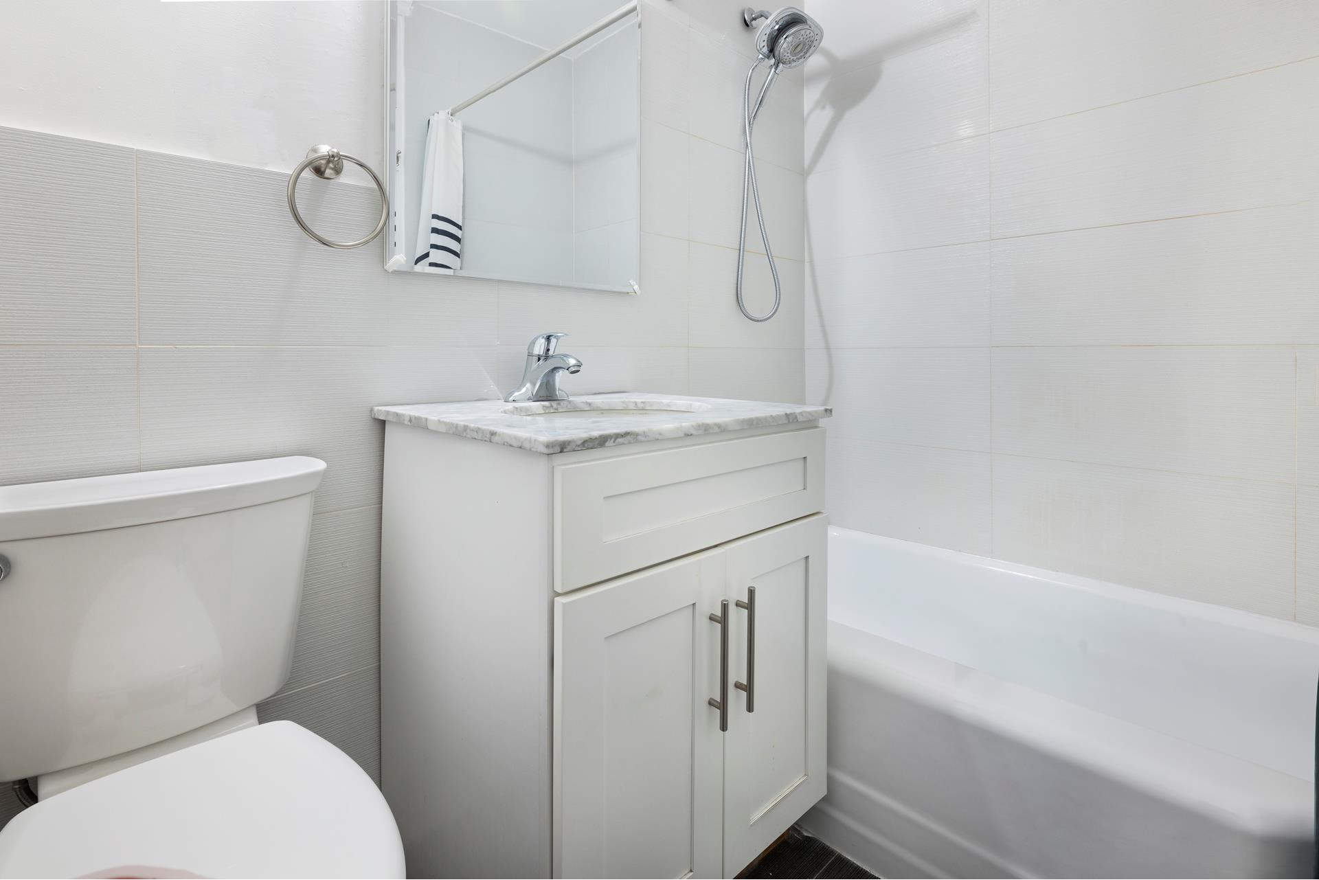 305 E 40TH Street, New York, NY 10017, 2 Rooms Rooms,1 BathroomBathrooms,Residential,For Sale,THE HAMILTON,40TH,RPLU-5122993632