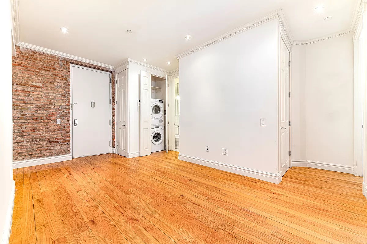 45 Orchard Street 3B, Lower East Side, Downtown, NYC - 4 Bedrooms  
2 Bathrooms  
6 Rooms - 