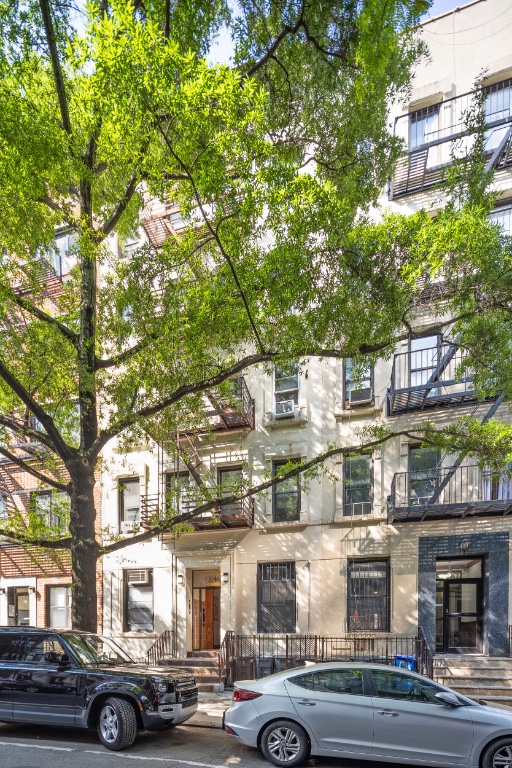 323 East 90th Street 123456, Yorkville, Upper East Side, NYC - 24 Bedrooms  
12 Bathrooms  
50 Rooms - 
