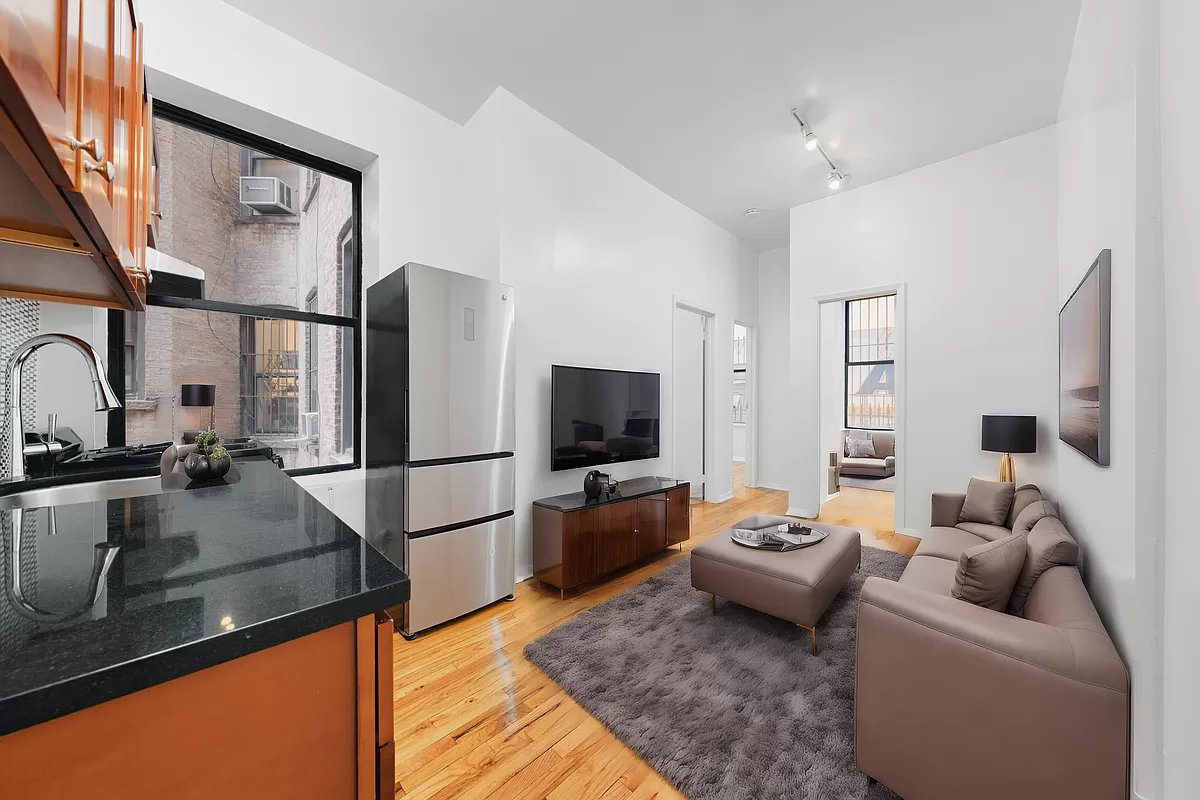 160 Waverly Place 1, West Village, Downtown, NYC - 3 Bedrooms  
1 Bathrooms  
6 Rooms - 