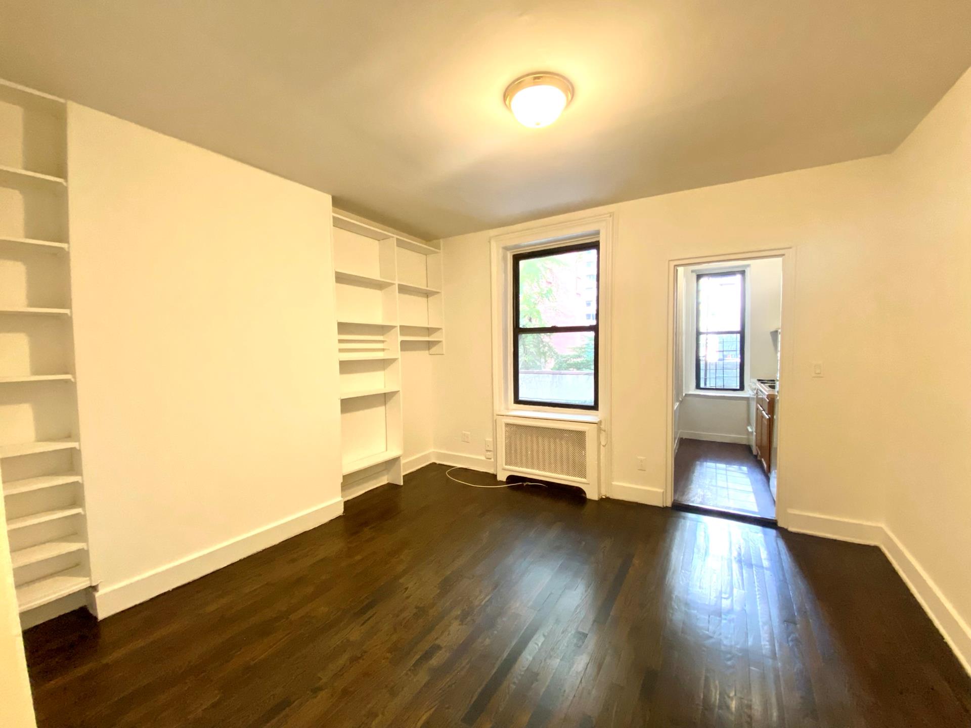 247 East 39th Street 2C, Murray Hill, Midtown East, NYC - 1 Bedrooms  
1 Bathrooms  
3 Rooms - 