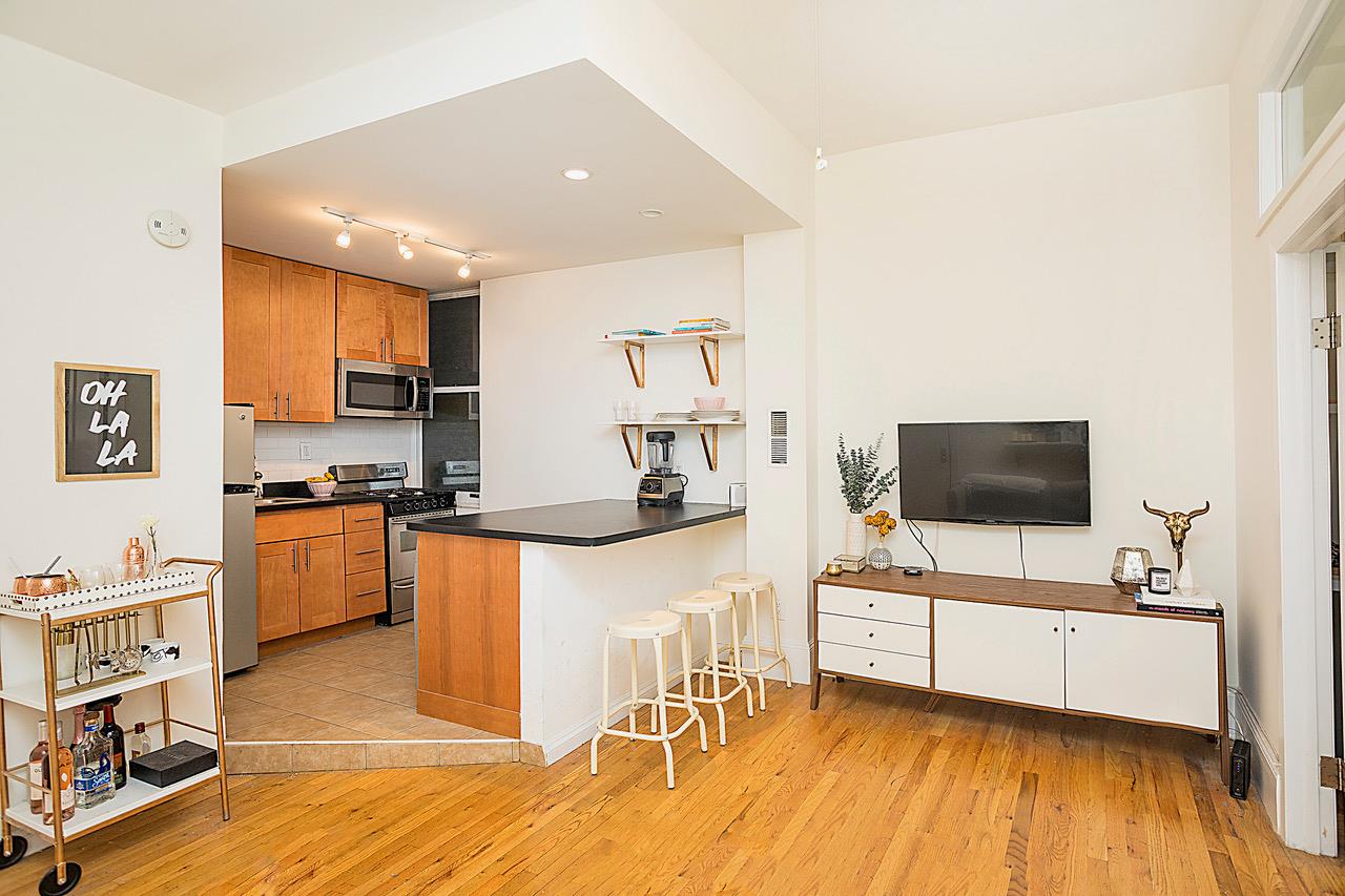 83 East 7th Street 3A, East Village, Downtown, NYC - 2 Bedrooms  
1 Bathrooms  
4 Rooms - 
