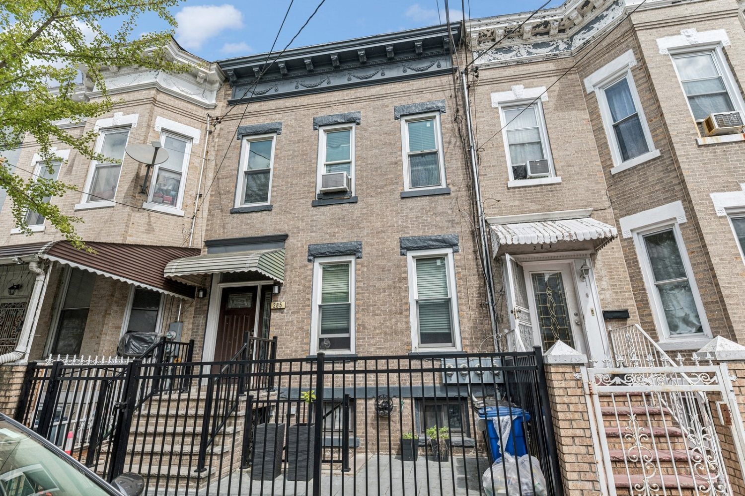285 Lincoln Avenue, East New York, Brooklyn, New York - 4 Bedrooms  
3 Bathrooms  
10 Rooms - 