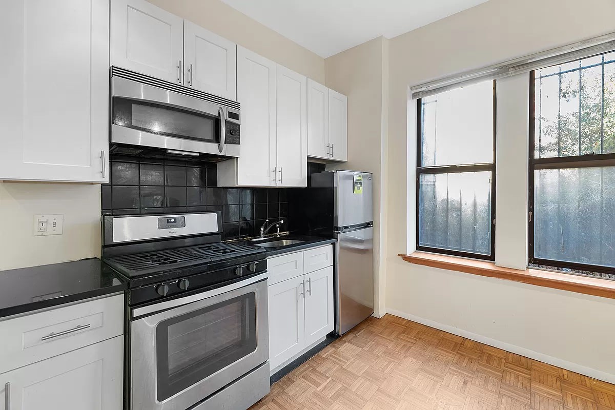 619 East 5th Street 4, East Village, Downtown, NYC - 3 Bedrooms  
1 Bathrooms  
4 Rooms - 