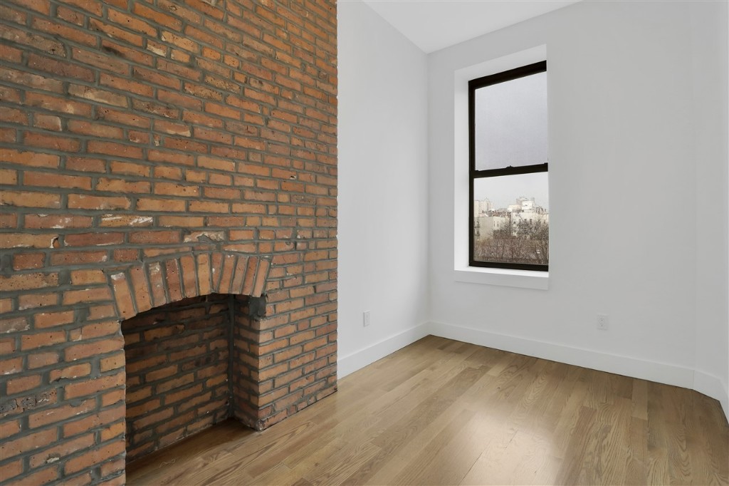 631 East 6th Street 4B, East Village, Downtown, NYC - 3 Bedrooms  
1.5 Bathrooms  
7 Rooms - 