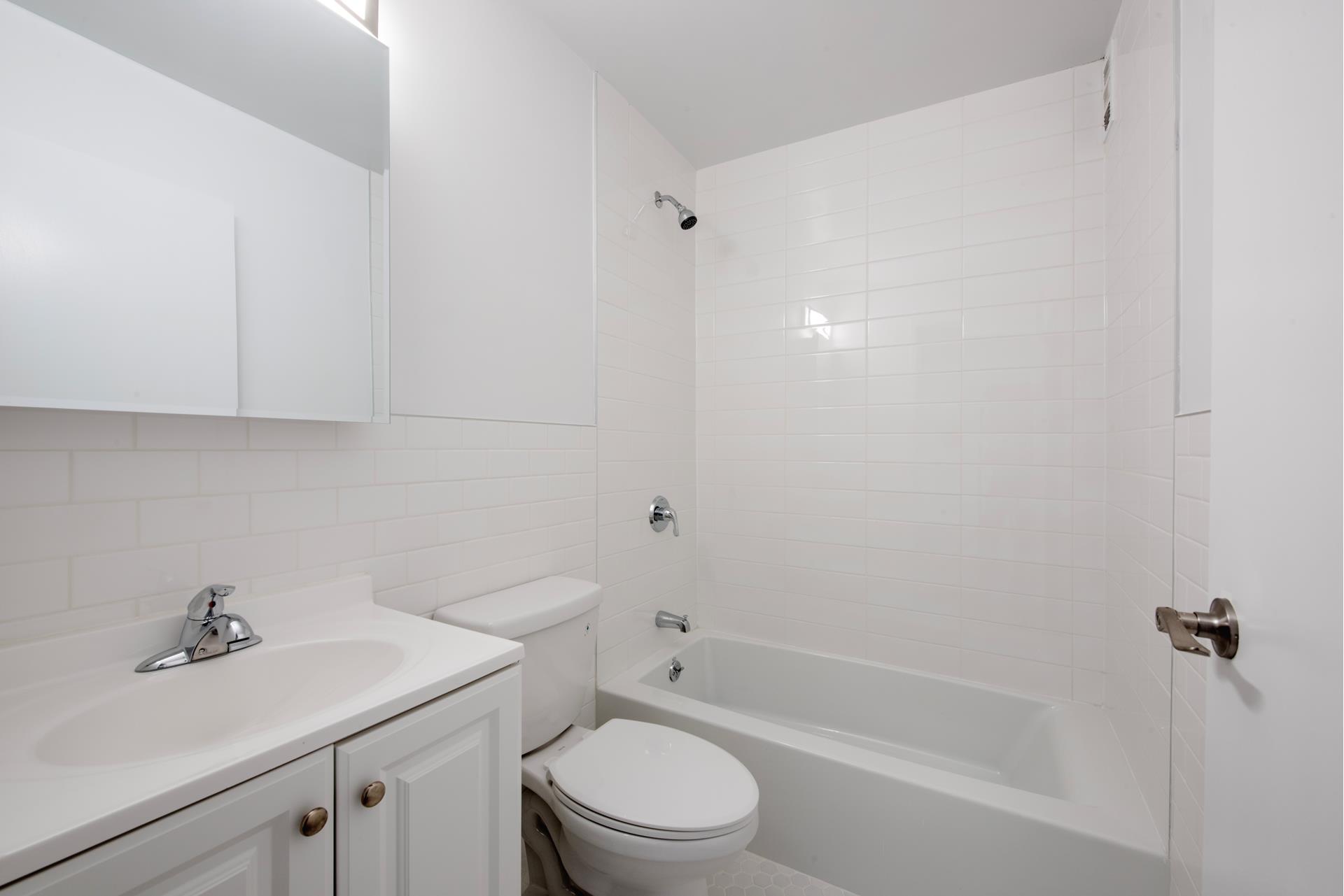 301 East 45th Street 17C, Turtle Bay, Midtown East, NYC - 1 Bedrooms  
1 Bathrooms  
3 Rooms - 