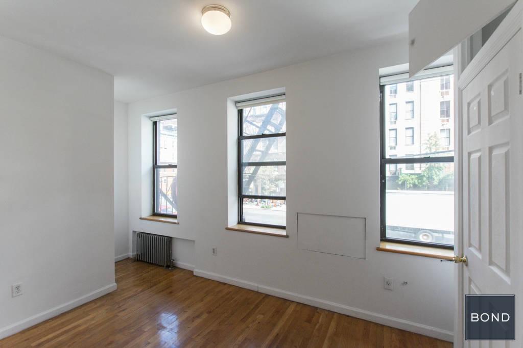 96 3rd Avenue 2F, East Village, Downtown, NYC - 2 Bedrooms  
1 Bathrooms  
4 Rooms - 