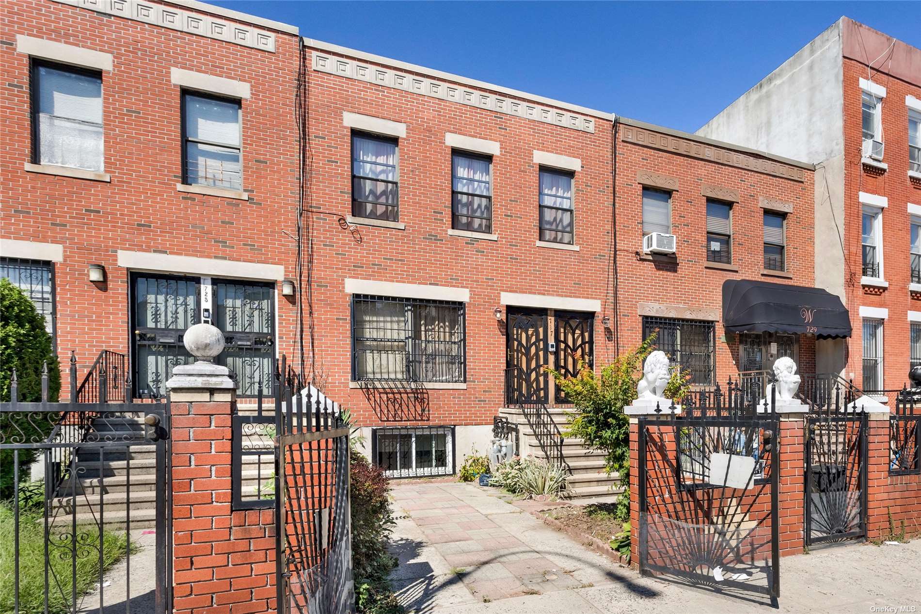 727 Lexington Avenue, Stuyvesant Heights, Downtown, NYC - 5 Bedrooms  
2.5 Bathrooms  
12 Rooms - 