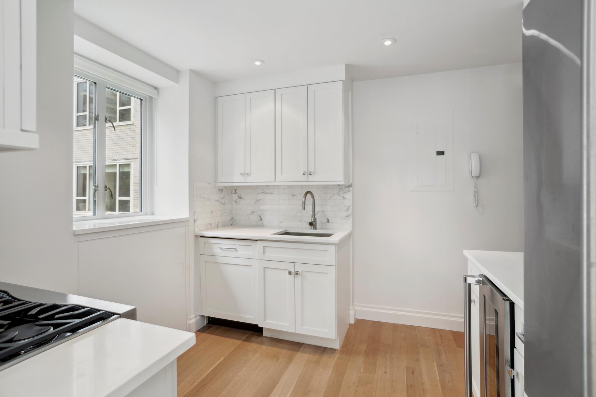200 East 66th Street D503, Lenox Hill, Upper East Side, NYC - 2 Bedrooms  
2 Bathrooms  
4 Rooms - 