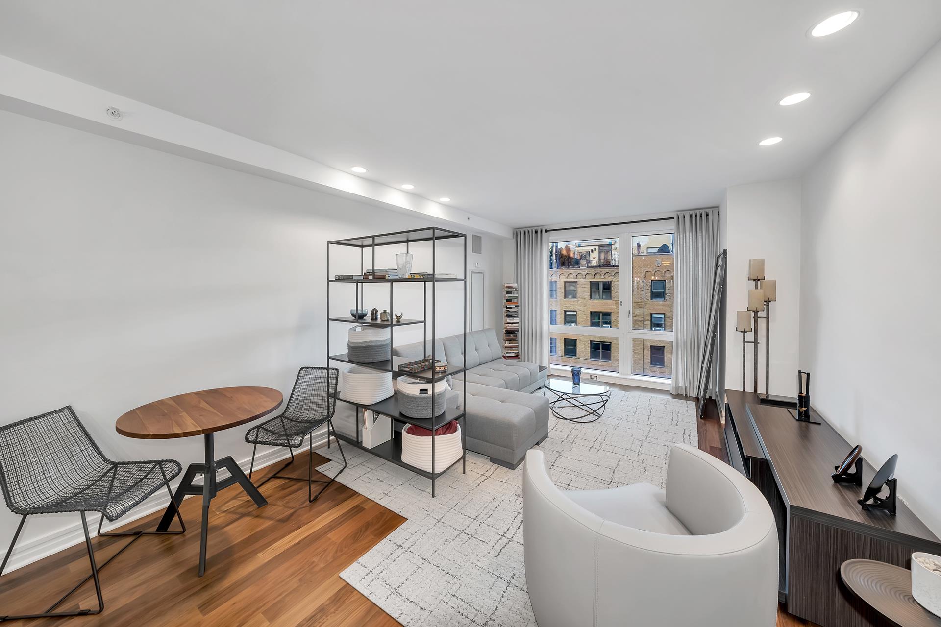 200 West End Avenue 17B, Lincoln Sq, Upper West Side, NYC - 1 Bedrooms  
1 Bathrooms  
5 Rooms - 