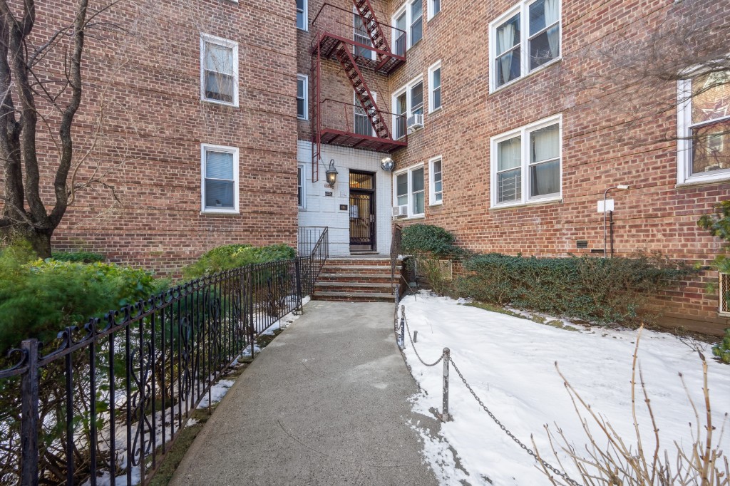 88-10 35th Avenue, New York, NY 11372, 1 Room Rooms,1 BathroomBathrooms,Residential,For Sale,35th,RLMX-99732