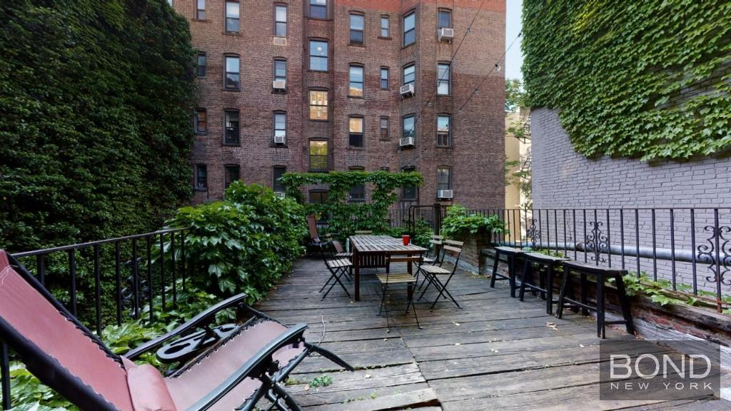322 2nd Avenue 3, Gramercy Park, Downtown, NYC - 3 Bedrooms  
1 Bathrooms  
5 Rooms - 