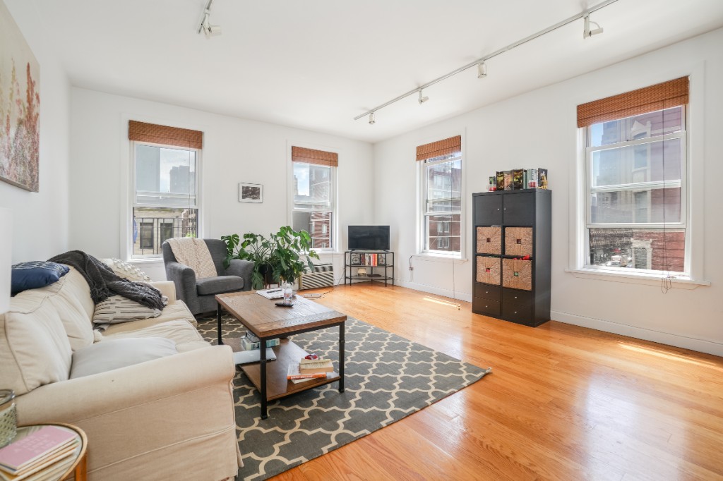 301 West 17th Street 4E, Chelsea, Downtown, NYC - 3 Bedrooms  
2 Bathrooms  
7 Rooms - 