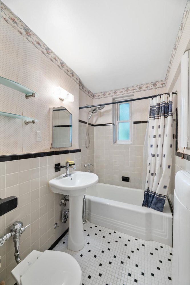 35-38 75TH Street, New York, NY 11372, 1 Bedroom Bedrooms, 3 Rooms Rooms,1 BathroomBathrooms,Residential,For Sale,75TH,RPLU-217123018395