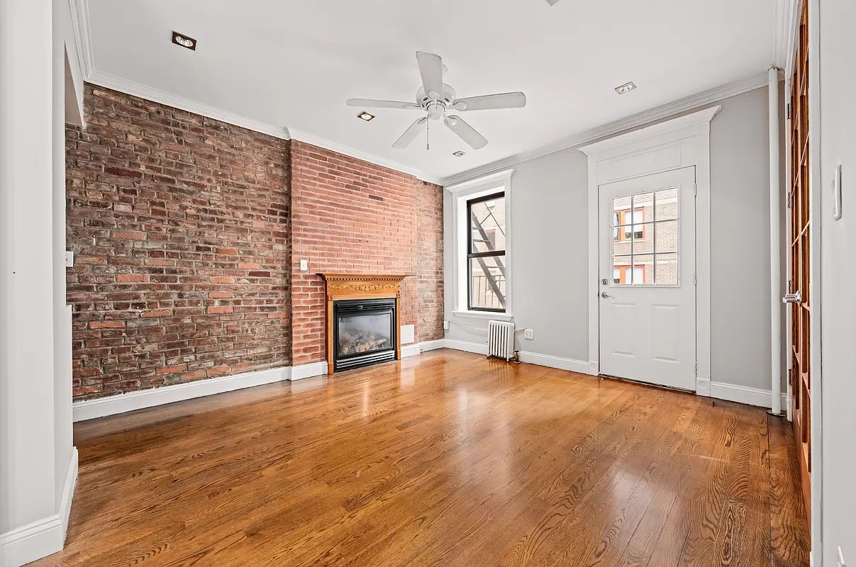 336 East 18th Street D2, Gramercy Park, Downtown, NYC - 3 Bedrooms  
1 Bathrooms  
6 Rooms - 
