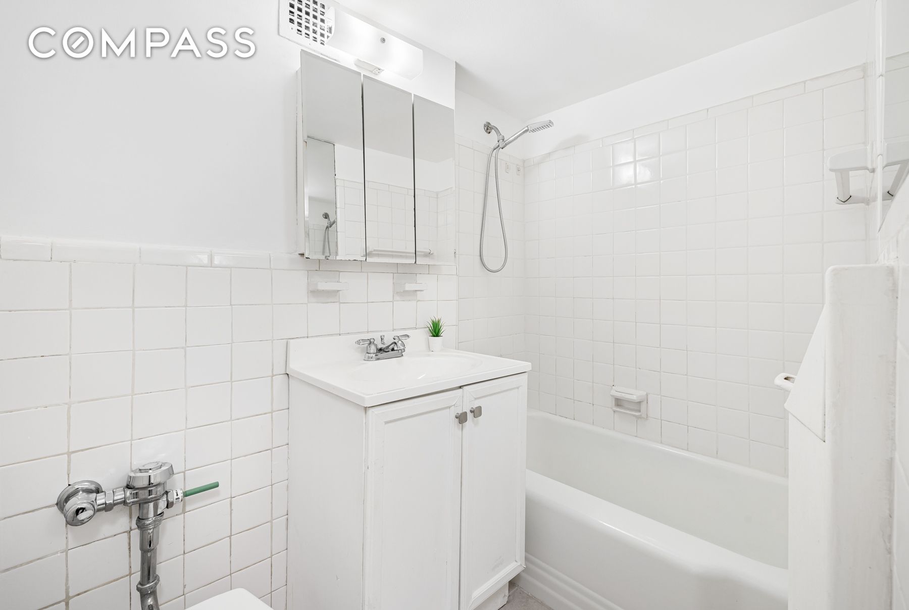 35-11 85th Street, New York, NY 11372, 1 Room Rooms,1 BathroomBathrooms,Residential,For Sale,85th,COMP-1577022732749705449