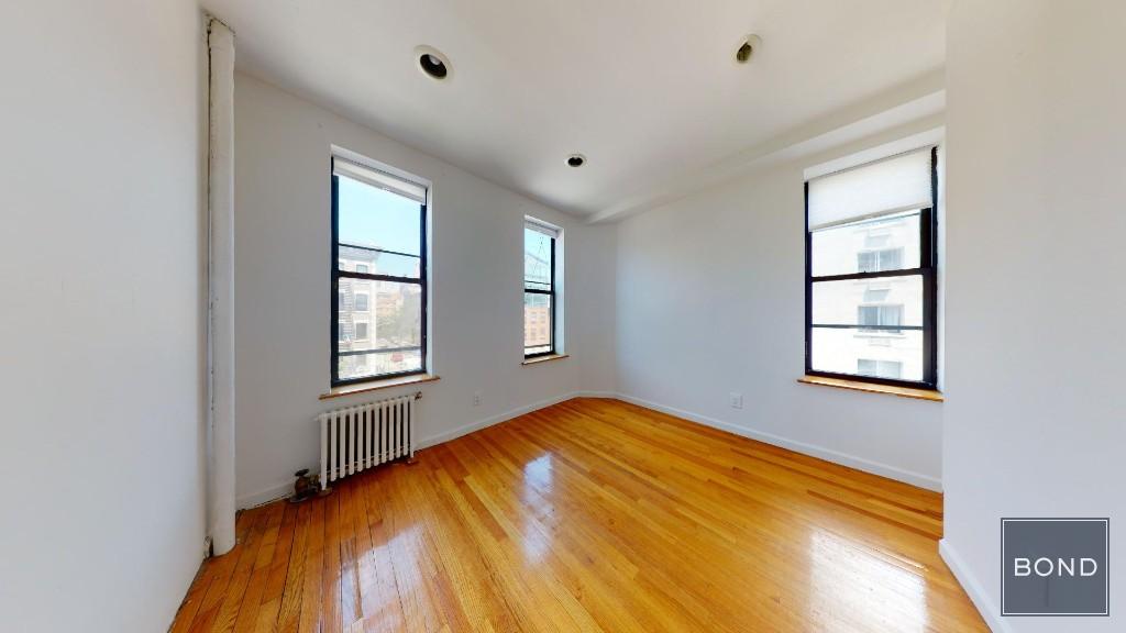 214 1st Avenue 12, East Village, Downtown, NYC - 3 Bedrooms  
1 Bathrooms  
5 Rooms - 