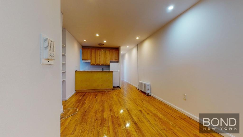 104 2nd Avenue 5, East Village, Downtown, NYC - 3 Bedrooms  
1 Bathrooms  
5 Rooms - 