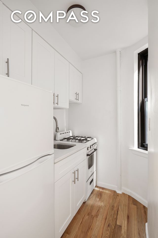 431 W 54th Street, New York, NY 10019, 1 Bedroom Bedrooms, 2 Rooms Rooms,1 BathroomBathrooms,Residential,For Sale,54th,COMP-1577774399892650321