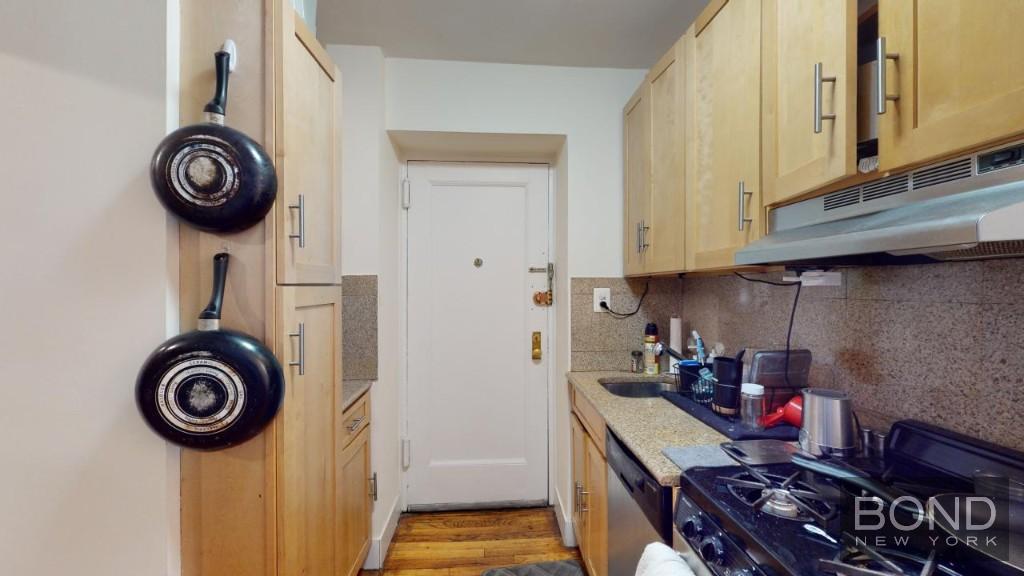 107 West 68th Street 1A, Upper West Side, Upper West Side, NYC - 3 Bedrooms  
1 Bathrooms  
5 Rooms - 