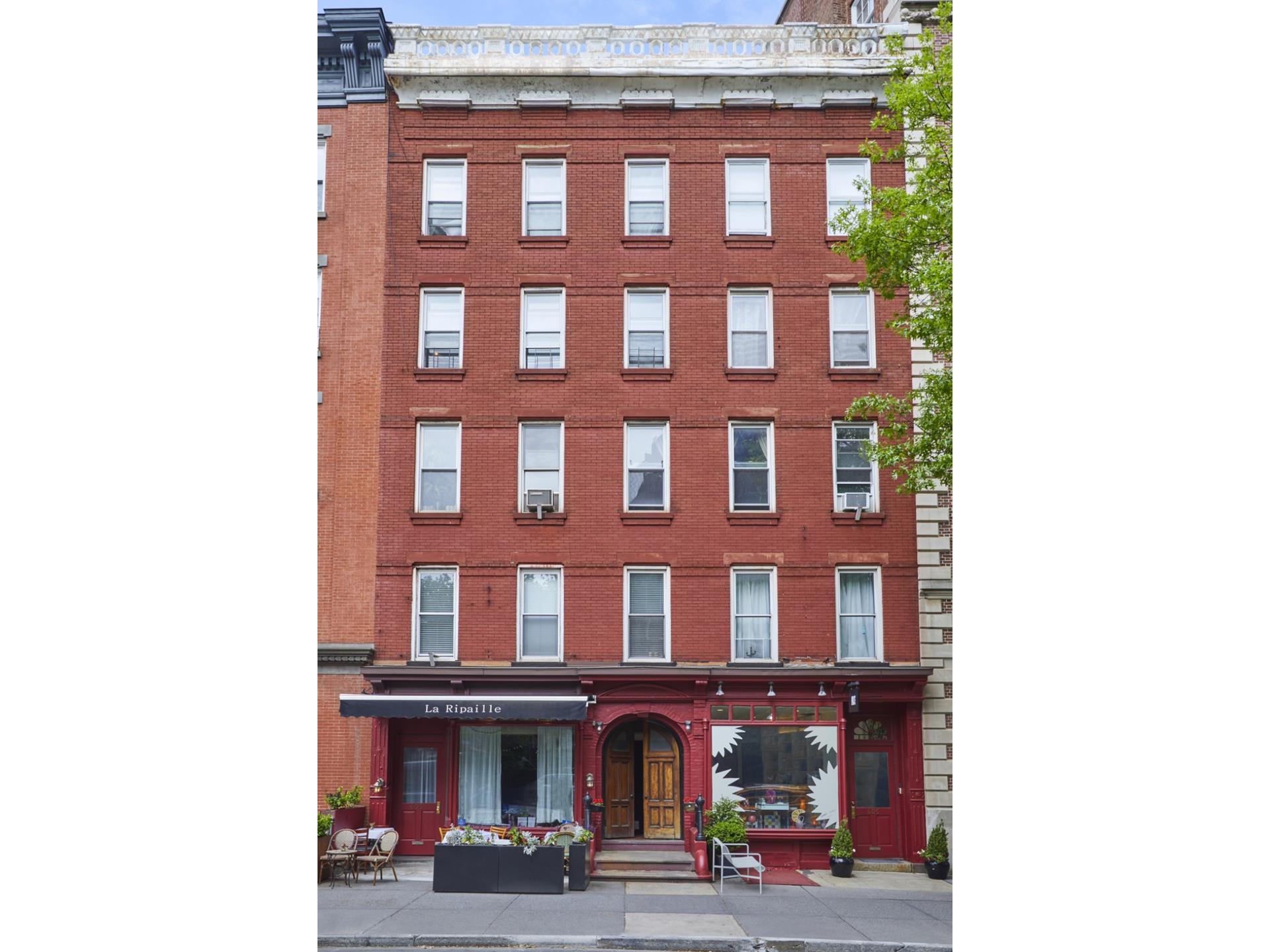 605 Hudson Street 1, West Village, Downtown, NYC - 9 Bedrooms  
8 Bathrooms  
21 Rooms - 