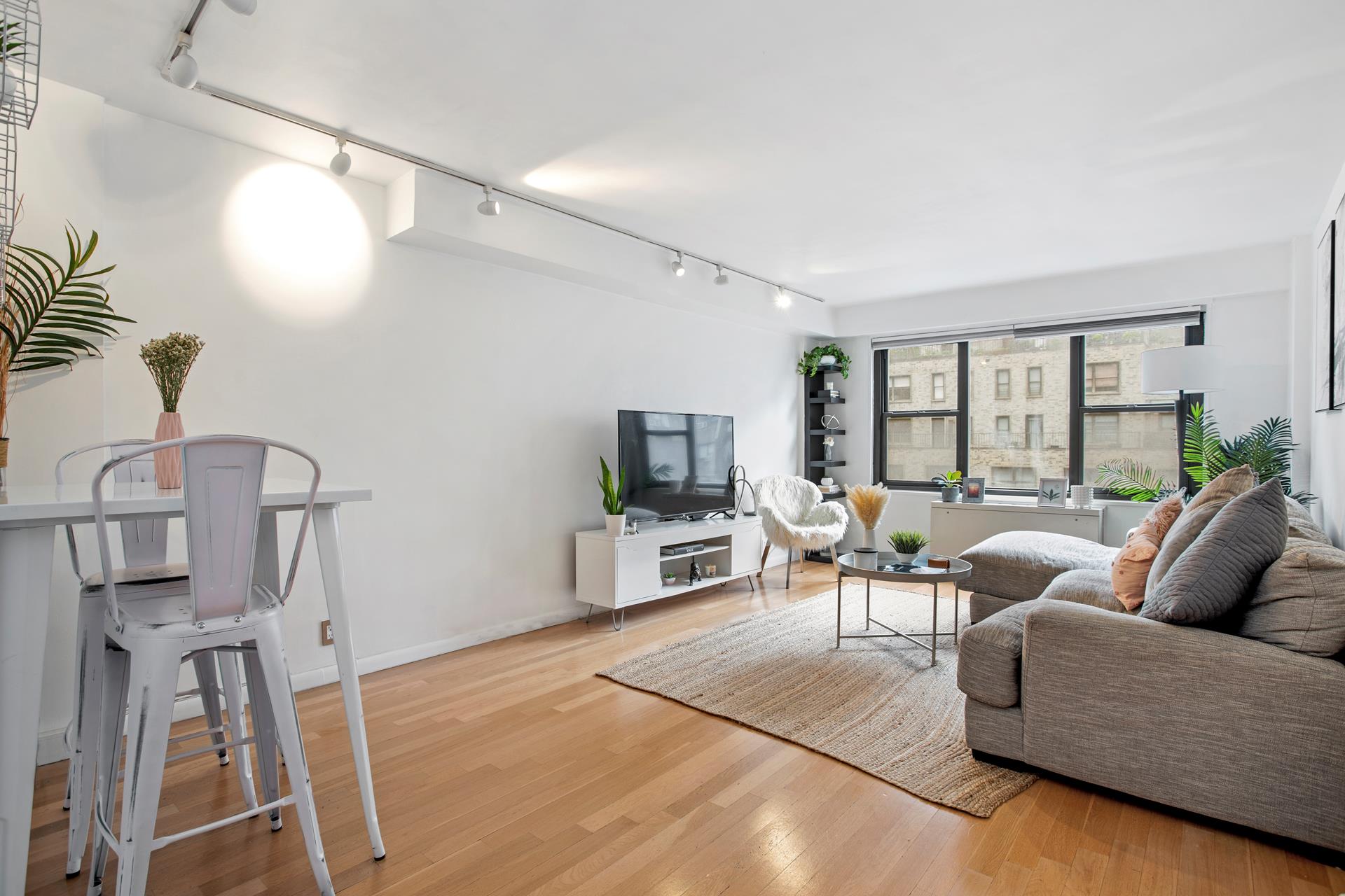 220 East 57th Street 17G, Sutton, Midtown East, NYC - 1 Bedrooms  
1 Bathrooms  
3 Rooms - 