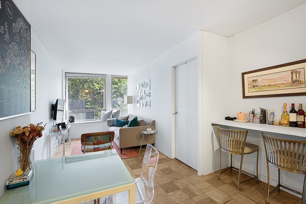 300 East 33rd Street 4N, Gramercy Park And Murray Hill, Downtown, NYC - 2 Bedrooms  
1 Bathrooms  
4 Rooms - 