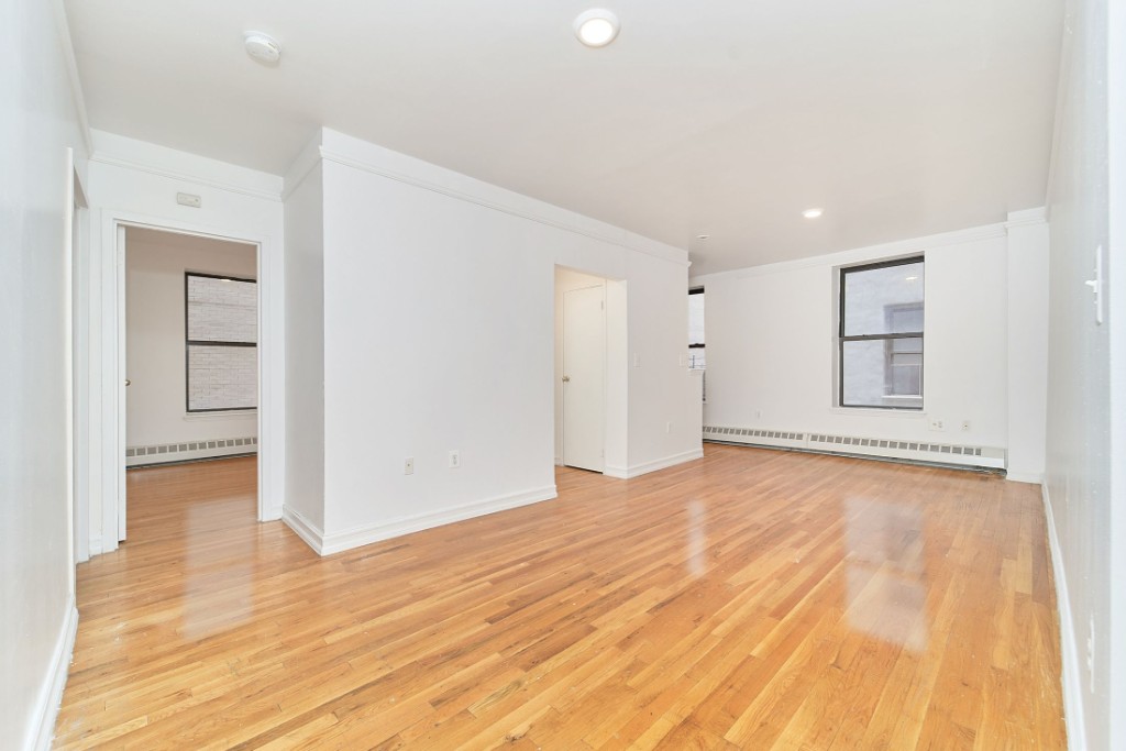 350 West 110th Street 2F, Upper West Side, Upper West Side, NYC - 2 Bedrooms  
1 Bathrooms  
4 Rooms - 