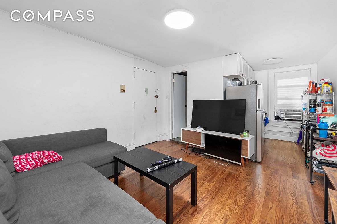 150 East 3rd Street 5A, East Village, Downtown, NYC - 3 Bedrooms  
1 Bathrooms  
4 Rooms - 