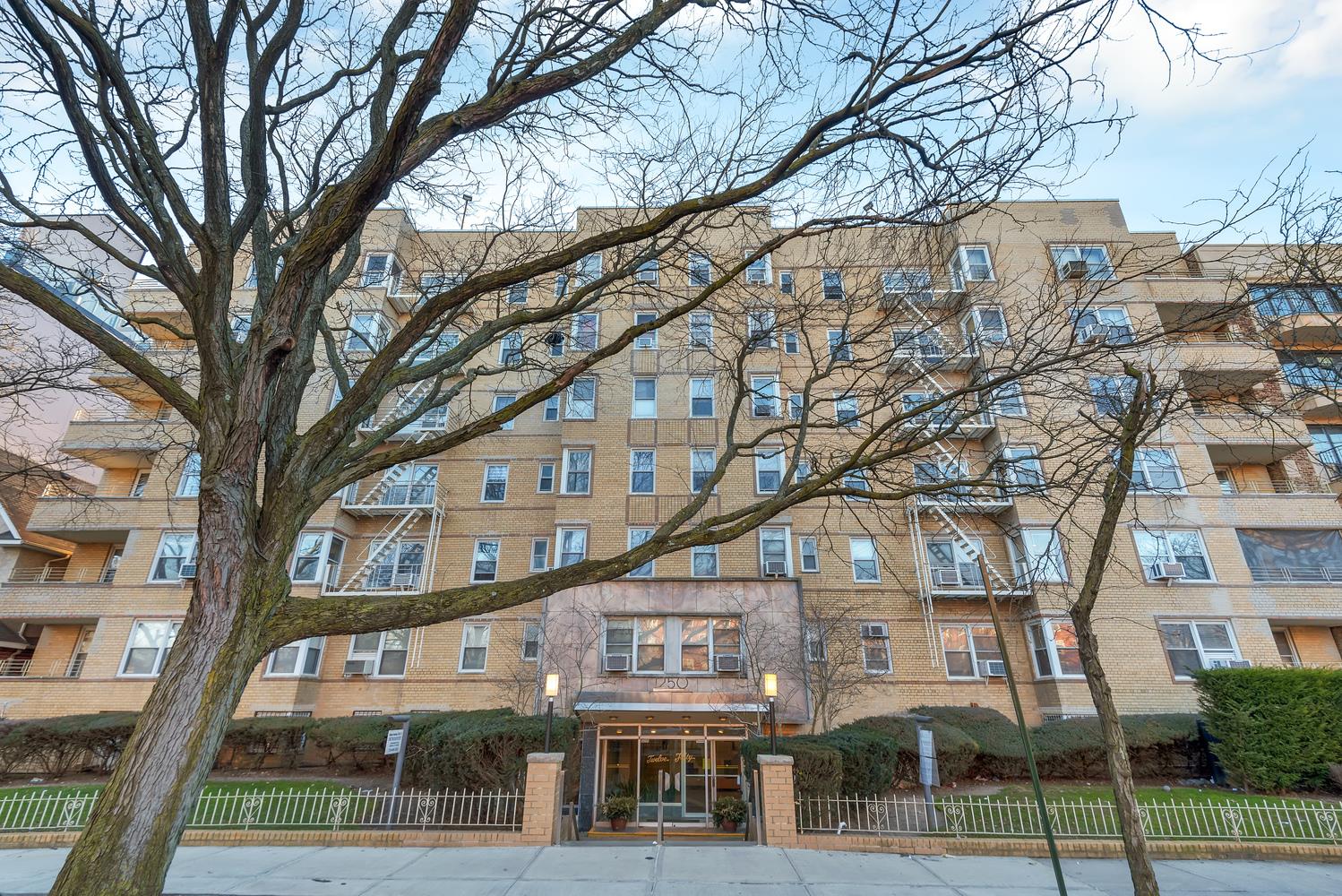 1250 OCEAN Parkway, New York, NY 11230, 2 Bedrooms Bedrooms, 4 Rooms Rooms,2 BathroomsBathrooms,Residential,For Sale,OCEAN,RPLU-5123065932