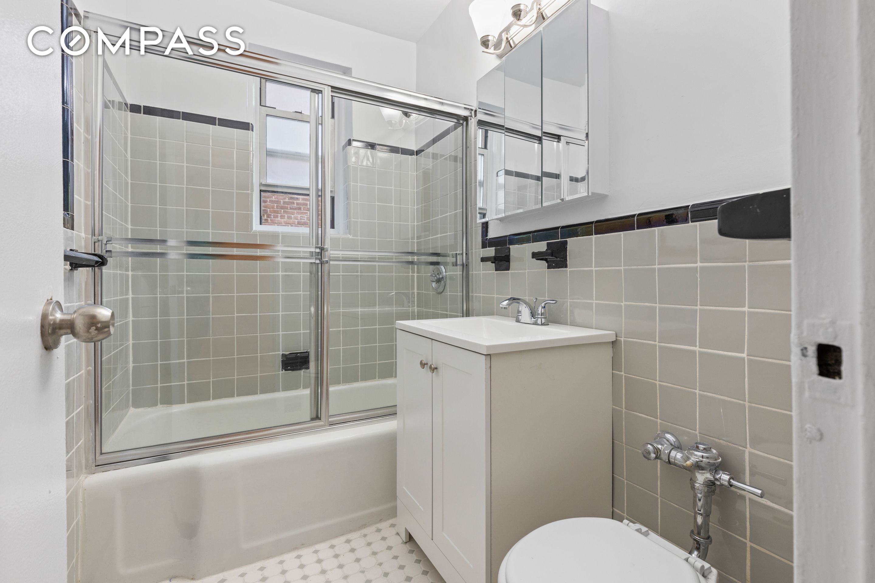 640 W 231st Street, New York, NY 10463, 2 Bedrooms Bedrooms, 5 Rooms Rooms,2 BathroomsBathrooms,Residential,For Sale,231st,COMP-1604004437162648337