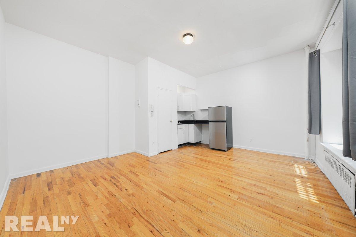 102 W 80th Street, New York, NY 10024, 2 Rooms Rooms,1 BathroomBathrooms,Residential,For Sale,MUSEUM PLAZA,80th,RLMX-101004